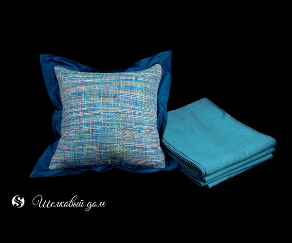 Бирюзовая шелковая фактурная наволочка на подушку с синим кантом